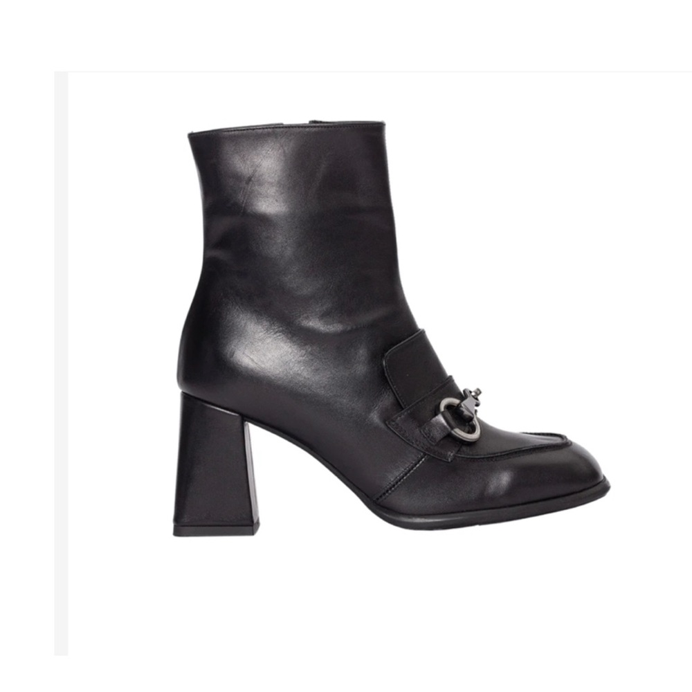 ATELIER RAY Black Leather Soft Ankle Boots with Buckle and zipper .